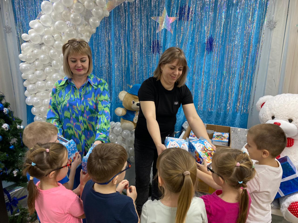 Саратовский «Мой бизнес» собрал около 200 подарков для детей из школы-интерната